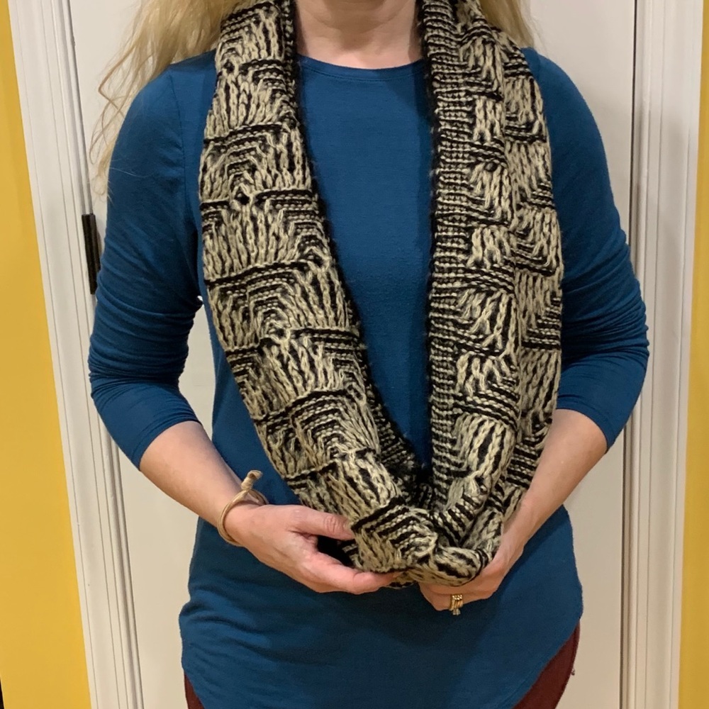 🎁GREAT GIFT ♥️ Snug Infinity Scarf - Picture 2 of 4